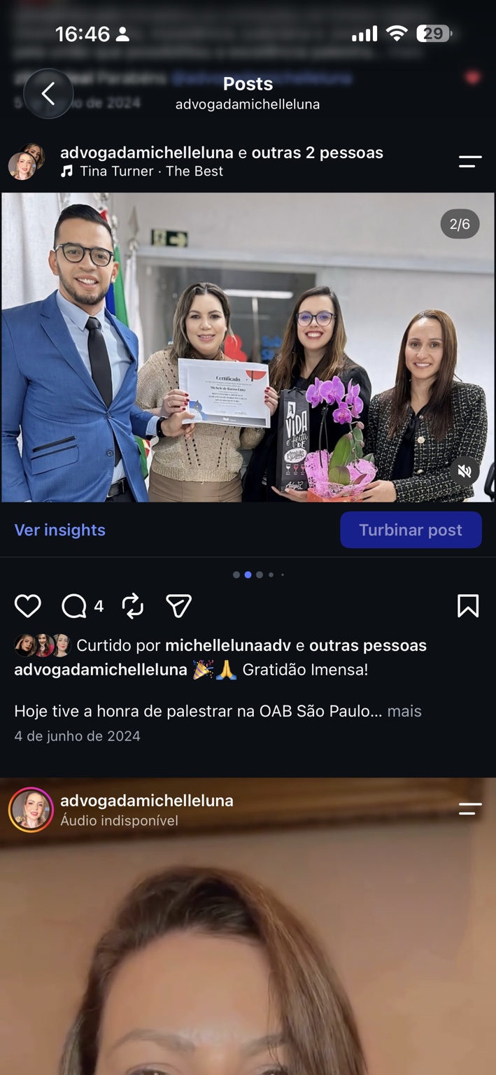 Michelle Luna recebendo certificado após palestra na OAB